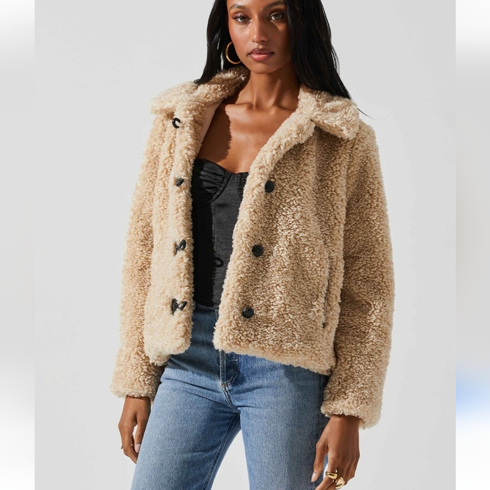 NWT. ASTR The Label Miley Jacket Size Large Neutral Teddy Soft Cozy Chunky